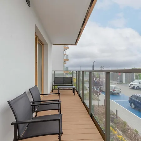 Family In With Parking And Playground By Renters Apartment *